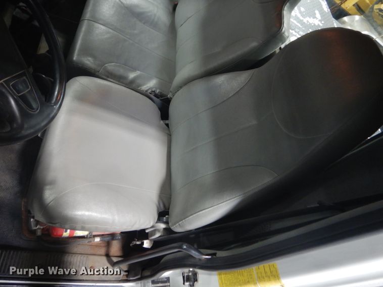 image for item GW9794 2003 International 4400 service truck with crane