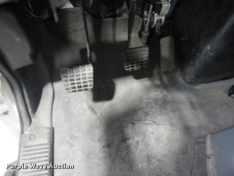 image for item GW9794 2003 International 4400 service truck with crane