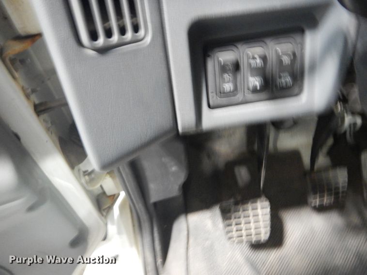 image for item GW9794 2003 International 4400 service truck with crane