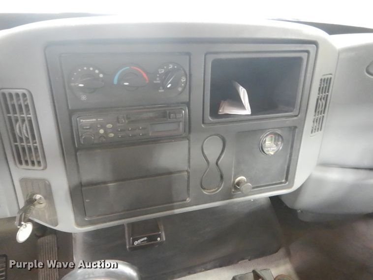 image for item GW9794 2003 International 4400 service truck with crane