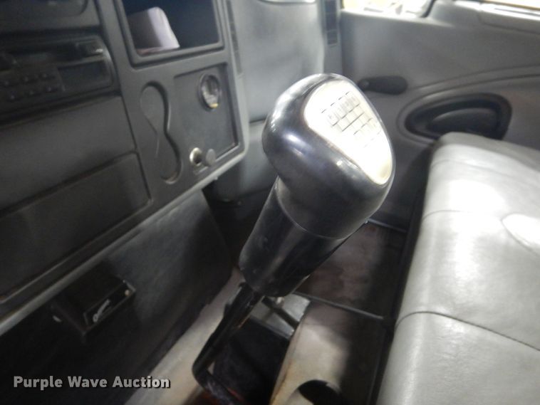 image for item GW9794 2003 International 4400 service truck with crane