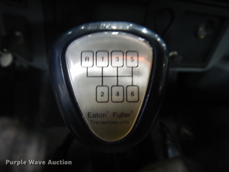 image for item GW9794 2003 International 4400 service truck with crane