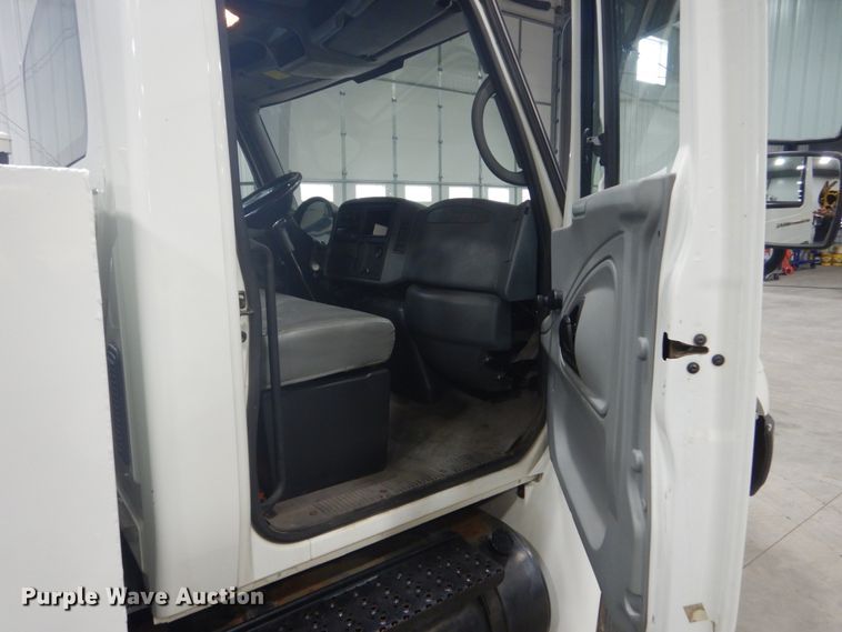 image for item GW9794 2003 International 4400 service truck with crane