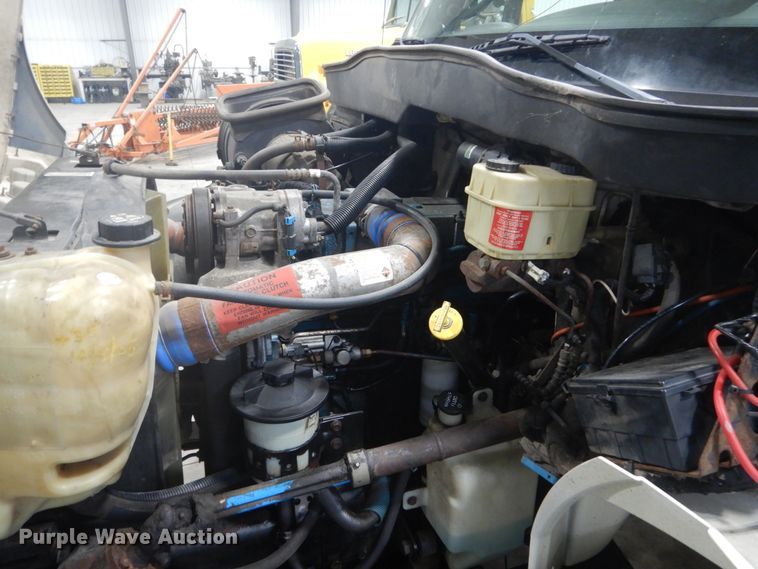 image for item GW9794 2003 International 4400 service truck with crane