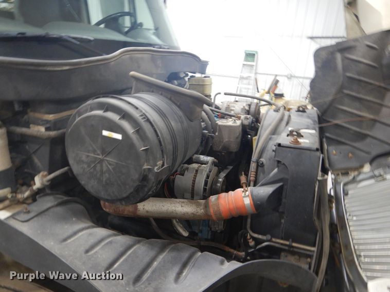 image for item GW9794 2003 International 4400 service truck with crane