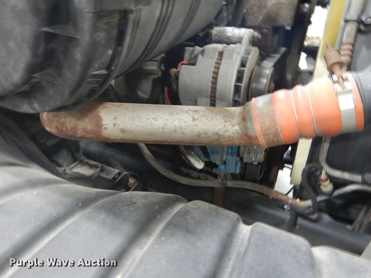 image for item GW9794 2003 International 4400 service truck with crane