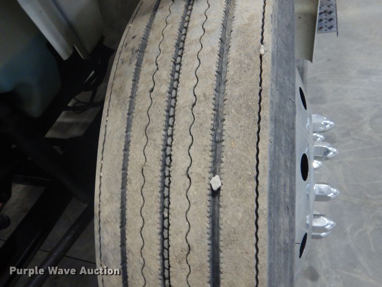 image for item GW9794 2003 International 4400 service truck with crane