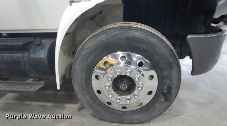 image for item GW9794 2003 International 4400 service truck with crane