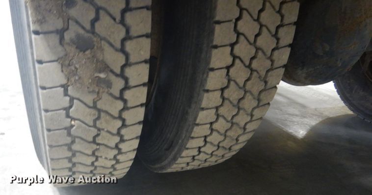 image for item GW9794 2003 International 4400 service truck with crane