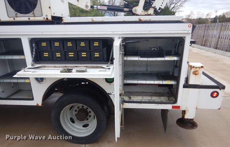 image for item GW9805 2014 Ford F550 Super Duty service truck with crane