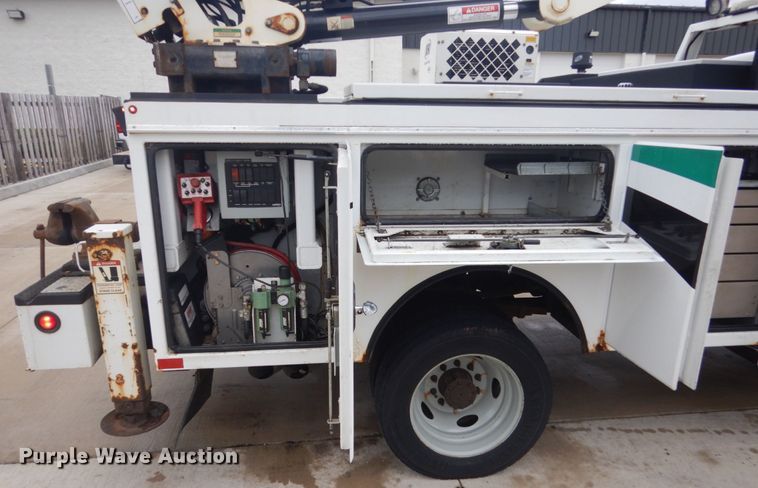 image for item GW9805 2014 Ford F550 Super Duty service truck with crane