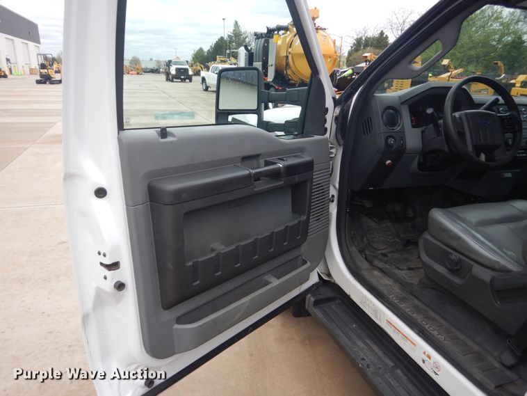 image for item GW9805 2014 Ford F550 Super Duty service truck with crane