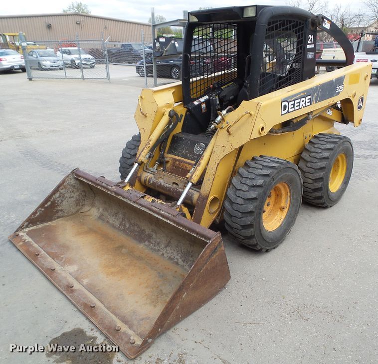 image for item GX9040 2005 John Deere 325  skid steer loader