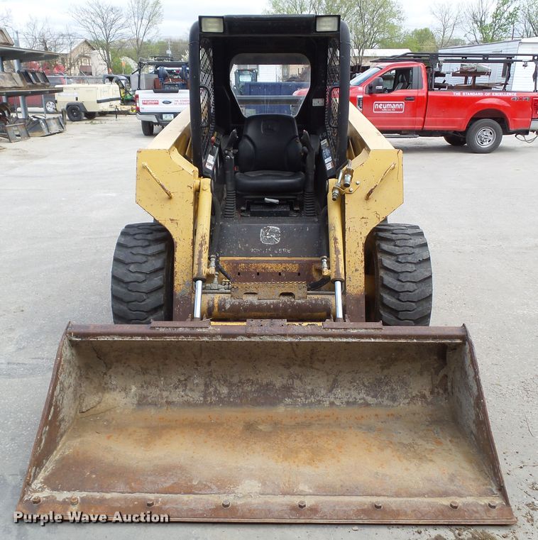 image for item GX9040 2005 John Deere 325  skid steer loader