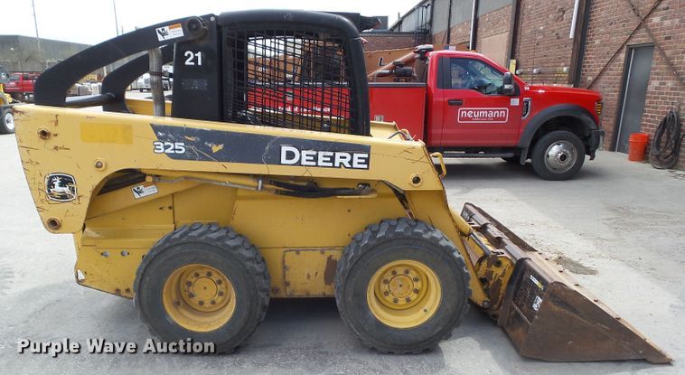 image for item GX9040 2005 John Deere 325  skid steer loader