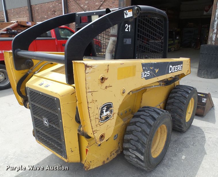 image for item GX9040 2005 John Deere 325  skid steer loader