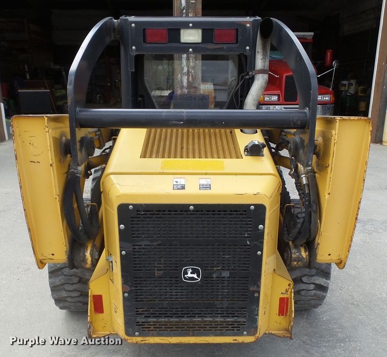 image for item GX9040 2005 John Deere 325  skid steer loader