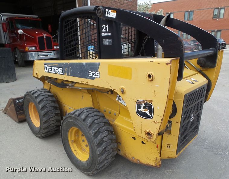 image for item GX9040 2005 John Deere 325  skid steer loader