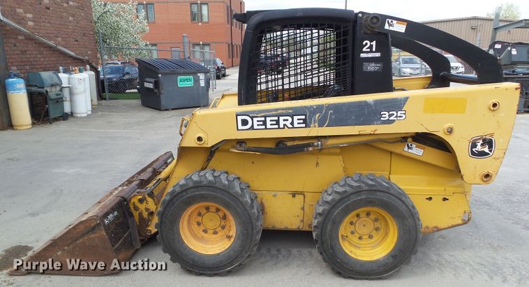 image for item GX9040 2005 John Deere 325  skid steer loader