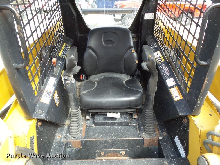 image for item GX9040 2005 John Deere 325  skid steer loader