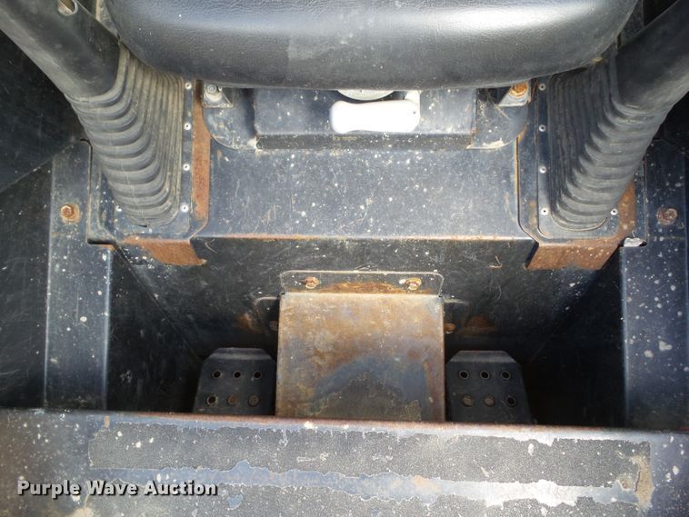 image for item GX9040 2005 John Deere 325  skid steer loader