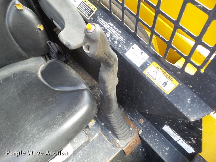 image for item GX9040 2005 John Deere 325  skid steer loader