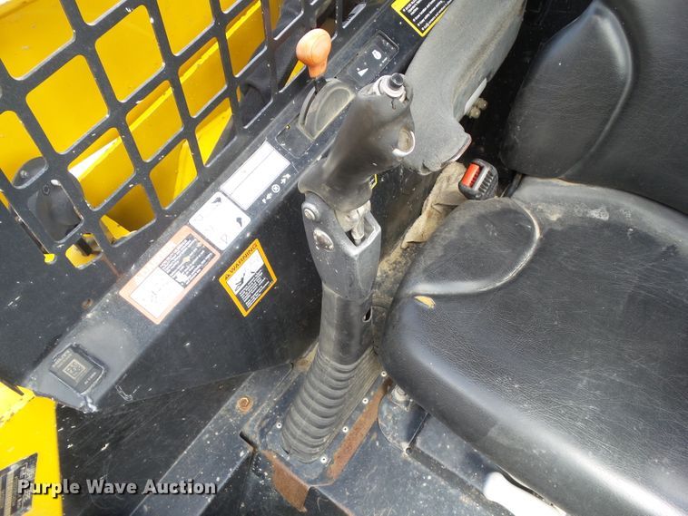 image for item GX9040 2005 John Deere 325  skid steer loader