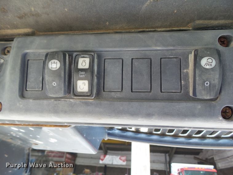 image for item GX9040 2005 John Deere 325  skid steer loader