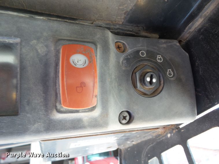 image for item GX9040 2005 John Deere 325  skid steer loader