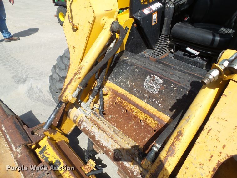 image for item GX9040 2005 John Deere 325  skid steer loader