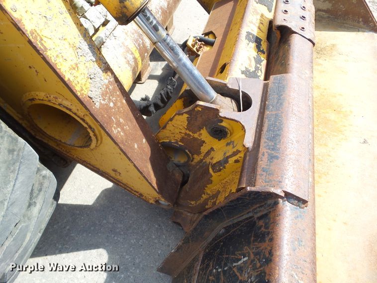 image for item GX9040 2005 John Deere 325  skid steer loader