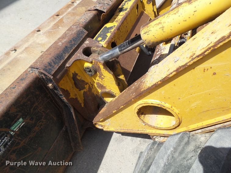 image for item GX9040 2005 John Deere 325  skid steer loader