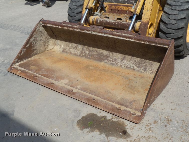 image for item GX9040 2005 John Deere 325  skid steer loader