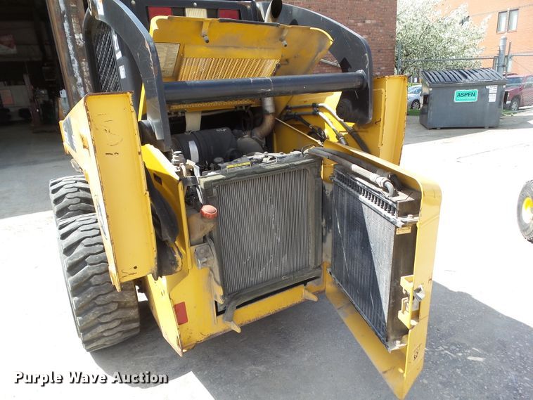 image for item GX9040 2005 John Deere 325  skid steer loader