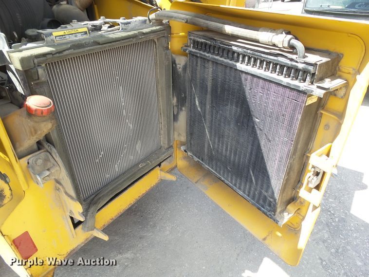 image for item GX9040 2005 John Deere 325  skid steer loader