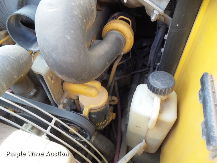 image for item GX9040 2005 John Deere 325  skid steer loader