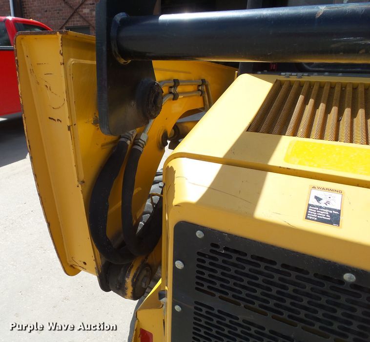 image for item GX9040 2005 John Deere 325  skid steer loader