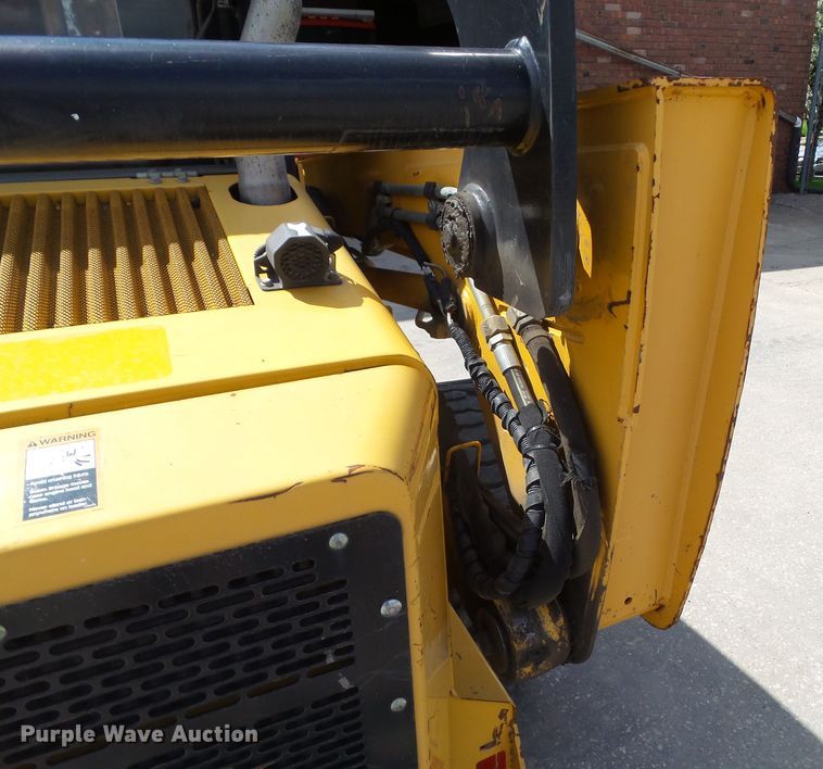 image for item GX9040 2005 John Deere 325  skid steer loader