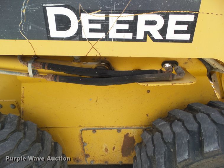 image for item GX9040 2005 John Deere 325  skid steer loader