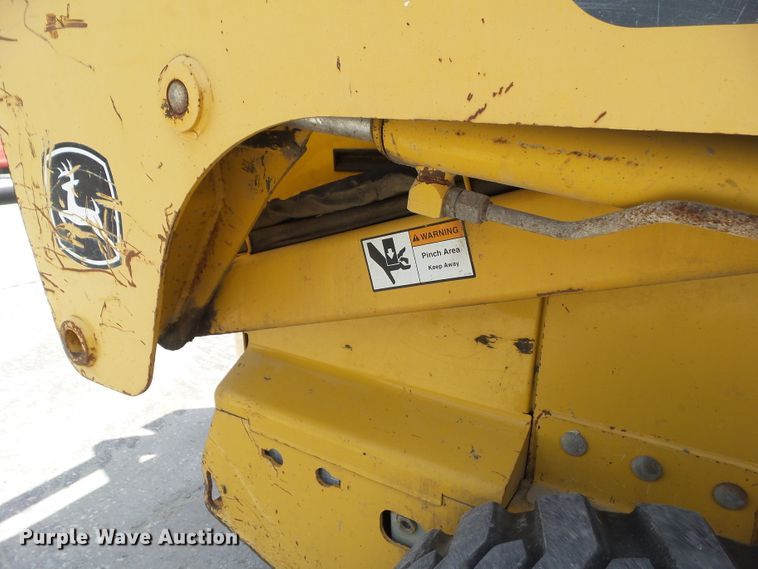 image for item GX9040 2005 John Deere 325  skid steer loader