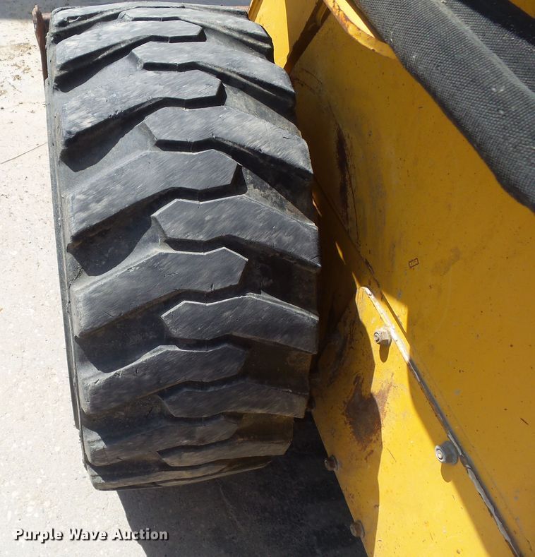 image for item GX9040 2005 John Deere 325  skid steer loader