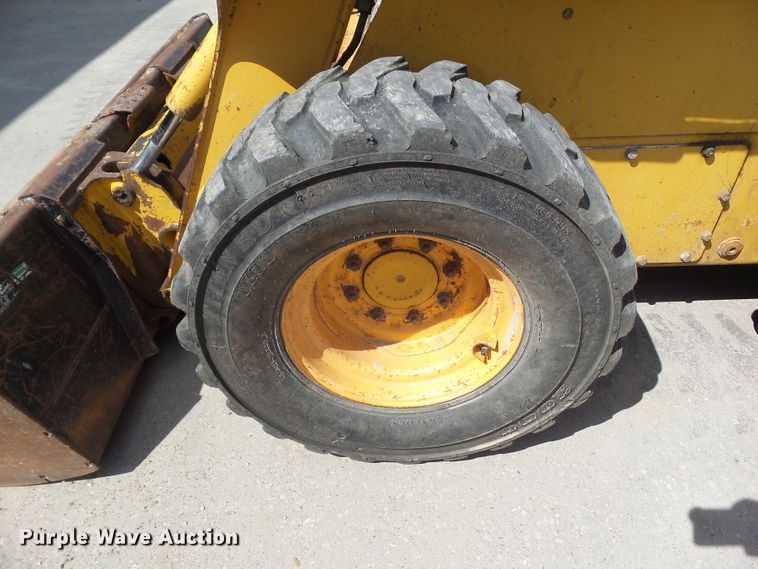 image for item GX9040 2005 John Deere 325  skid steer loader