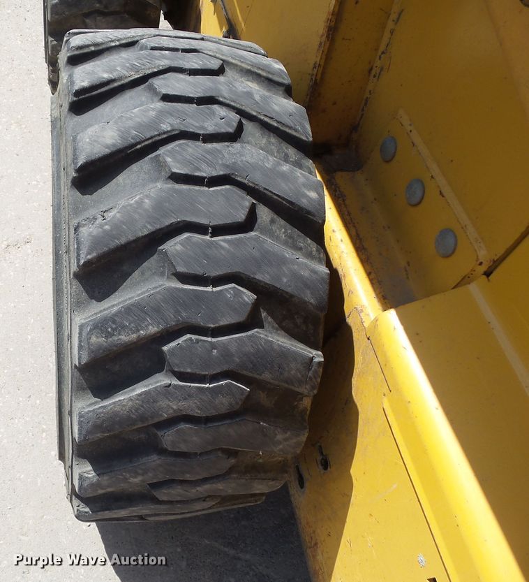 image for item GX9040 2005 John Deere 325  skid steer loader