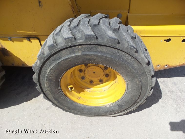 image for item GX9040 2005 John Deere 325  skid steer loader