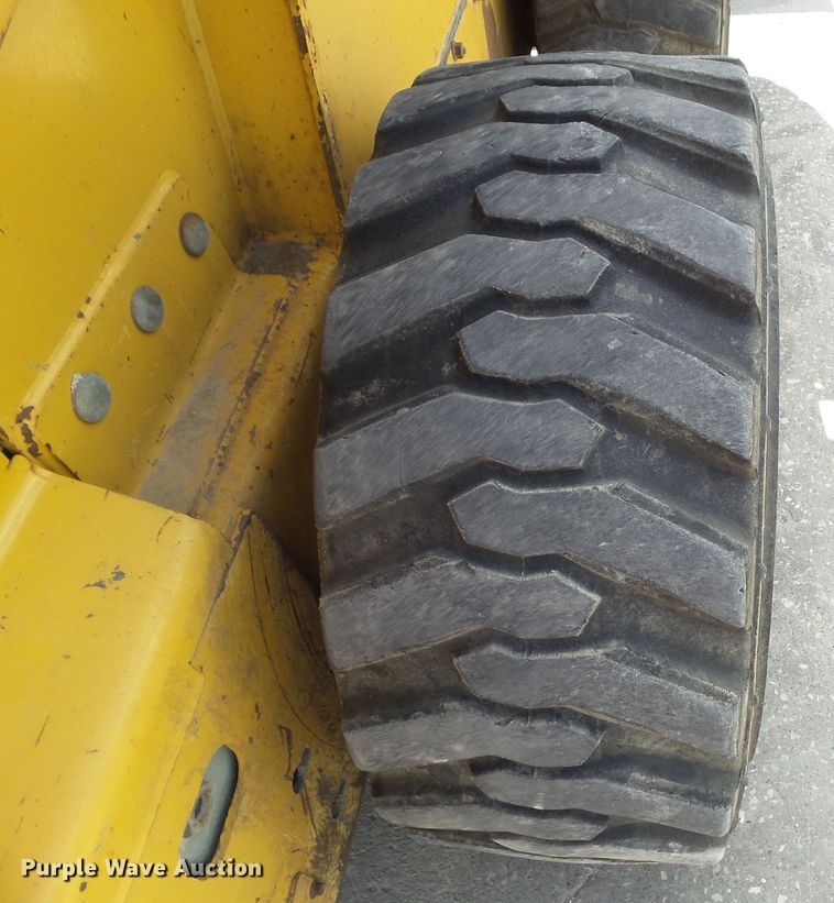 image for item GX9040 2005 John Deere 325  skid steer loader