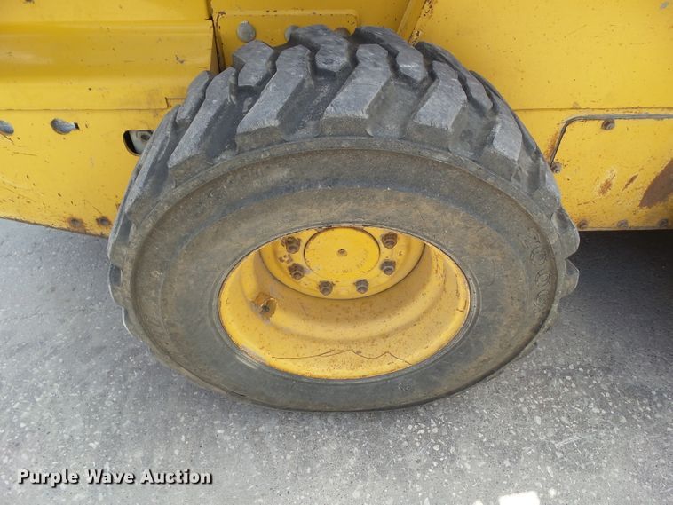 image for item GX9040 2005 John Deere 325  skid steer loader