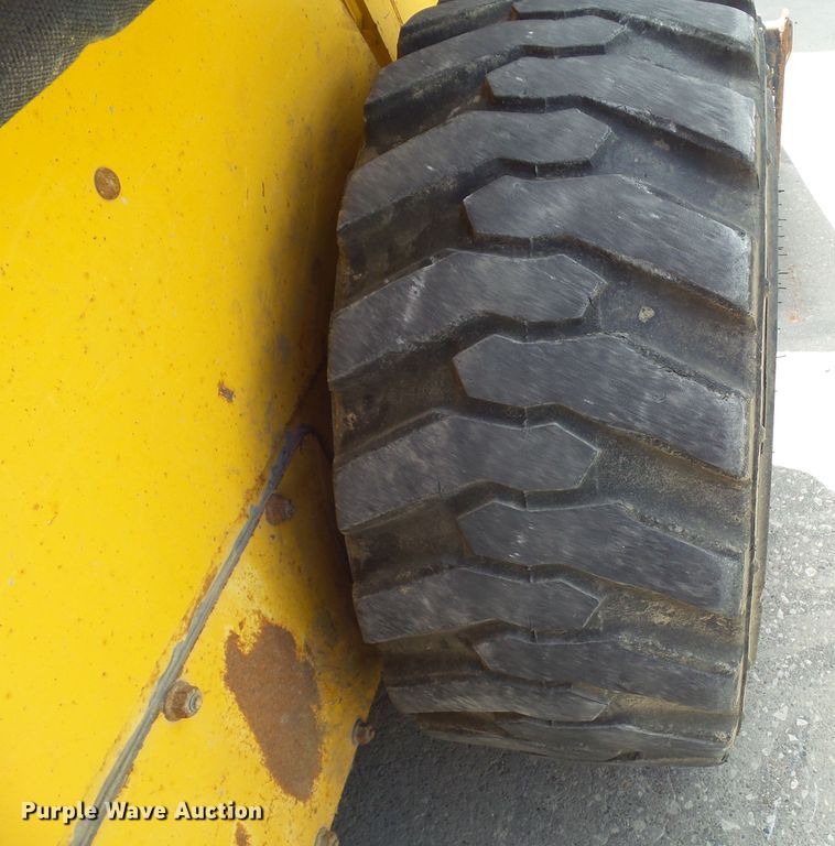 image for item GX9040 2005 John Deere 325  skid steer loader