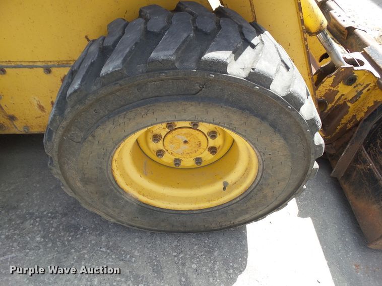 image for item GX9040 2005 John Deere 325  skid steer loader