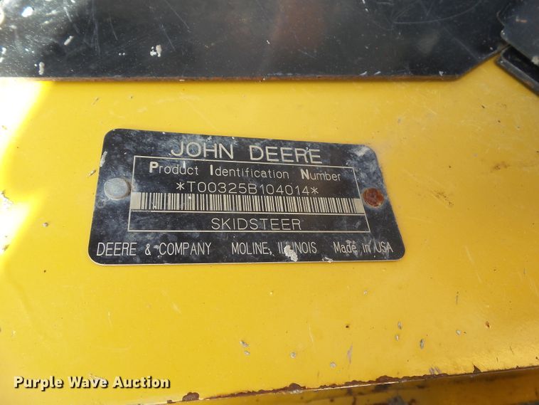 image for item GX9040 2005 John Deere 325  skid steer loader