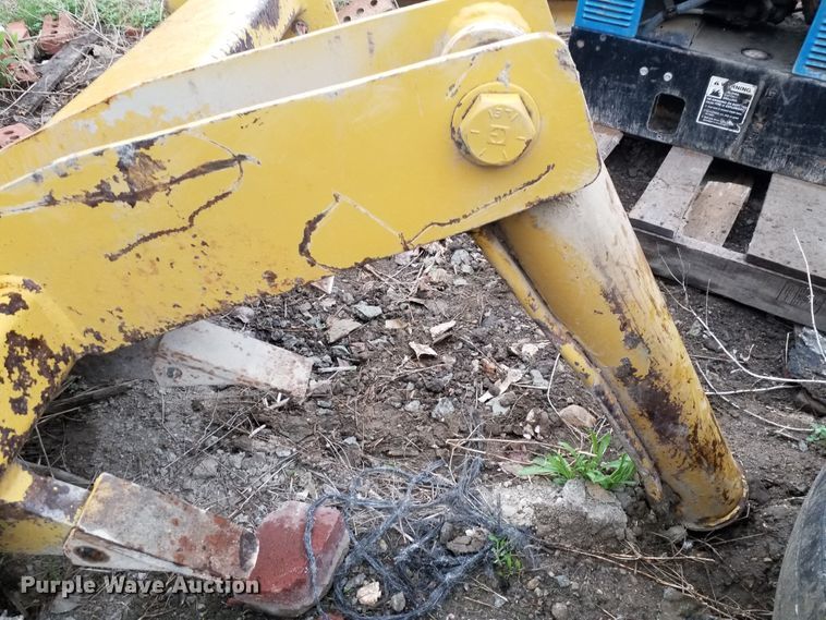 image for item GY9173 Caterpillar CP-563 single drum roller